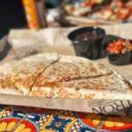 Ettől a villámgyors csirkés quesadillától minden este csorogni fog a nyálad!