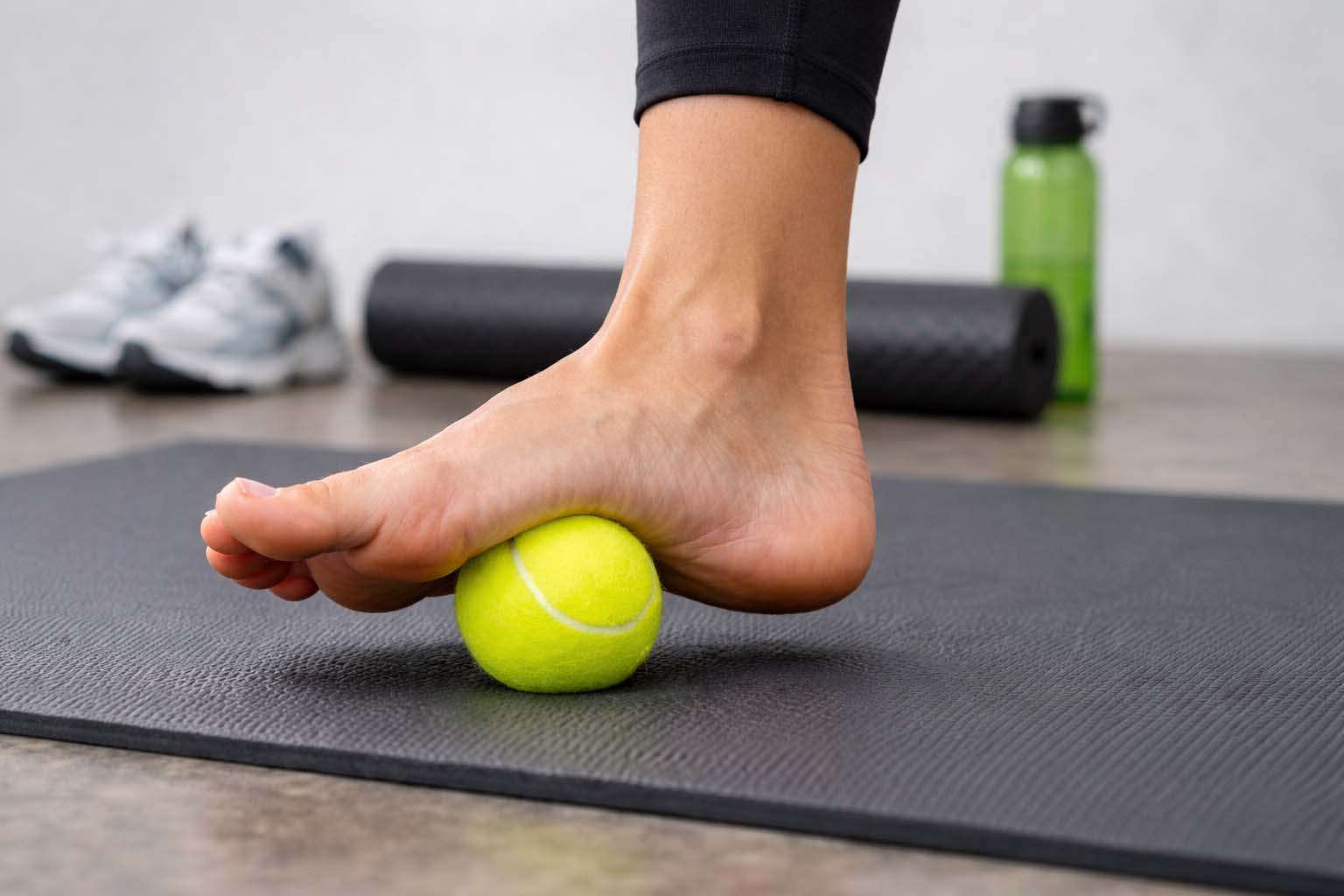 Teniszlabda a lábad alatt? Meglepő gyakorlatok otthonra